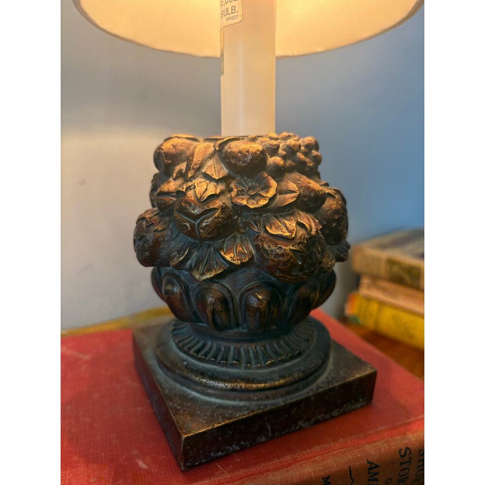 Vintage mid-century fruit and floral urn small table lamp - Picture 2 of 5